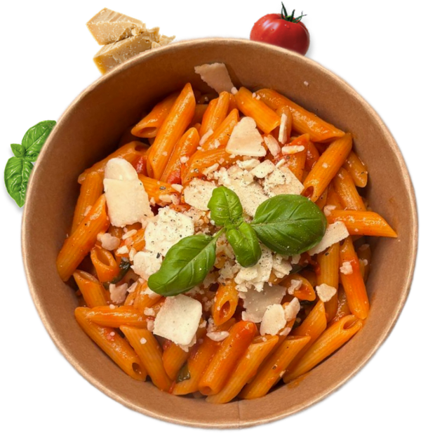 Penne pasta in tomatensaus met verse basilicum en Parmezaanse kaas in een kartonnen kom.